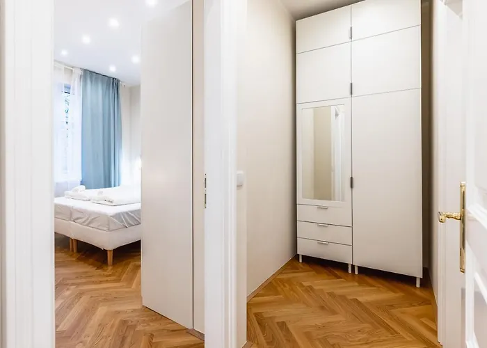 Spacious 2 Bedroom Nearby Center דירה