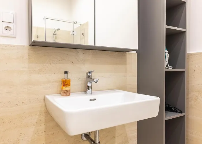 Spacious 2 Bedroom Nearby Center דירה *