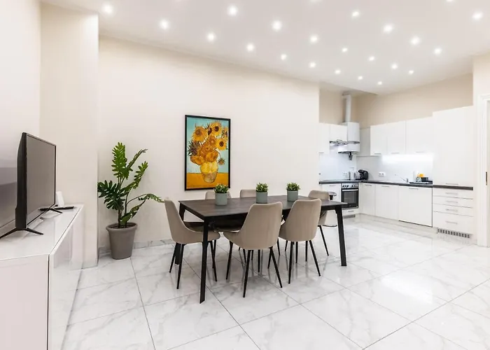 Spacious 2 Bedroom Nearby Center דירה
