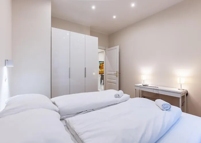 Spacious 2 Bedroom Nearby Center דירה