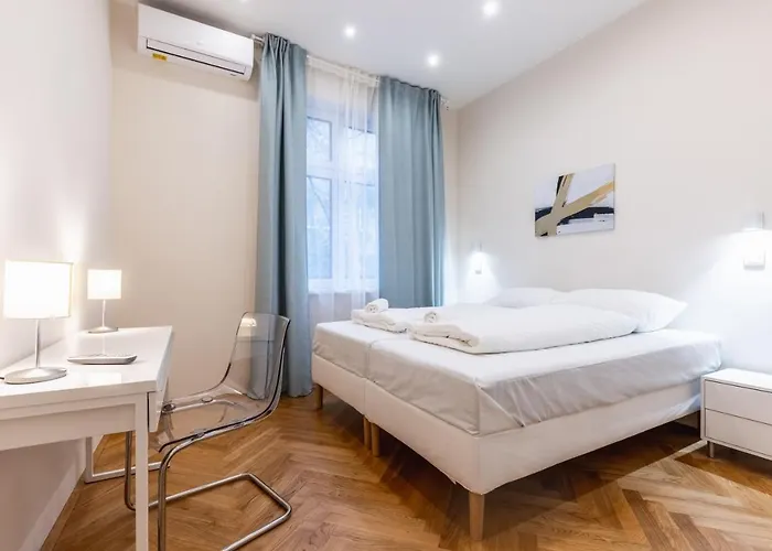 Spacious 2 Bedroom Nearby Center דירה *