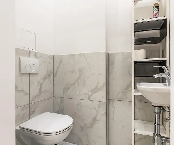 Spacious 2 Bedroom Nearby Center דירה *