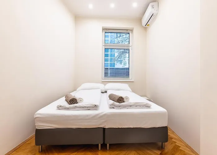 Spacious 2 Bedroom Nearby Center וינה